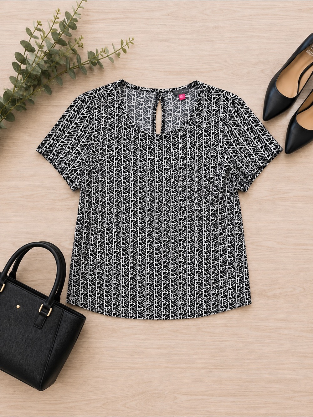 🖤Vince Camuto Women’s Black & White Geometric Print Keyhole Blouse Size Medium🖤